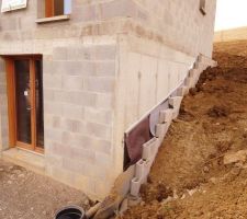 Remblai contre les hourdis de drainage sur pignon nord.
Je ne sais pas trop comment ça va se finir...