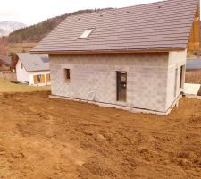 Terrain remblayé sur façade amont (Ouest)