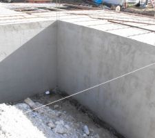 Enduits des parpaings du mur sanitaire