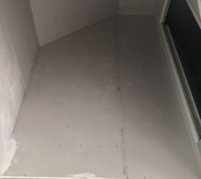 La cage d'escalier est terminée et l'isolation du grenier aussi.