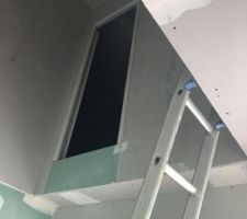 La cage d'escalier est terminée et l'isolation du grenier aussi.