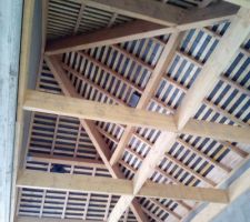 Beau travail de charpente au dessus de notre chambre