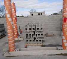 Poteaux béton coffrés avec du carton rigide