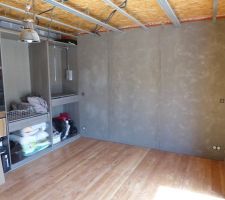 Chambre Sud parquet douglas massif
revettement mural bi-matière: plaque de bois contreplaqué peuplier et plaques veris de Viroc grises (fibres bois/ciment). Faux plafond en cours
Dressing contreplaqué gris installé