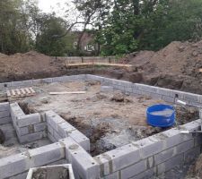 Premiers rangs de parpaing et montage VS