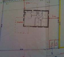 Plan du terrain et de la maison implant&eacute;e dessus... A cot&eacute; de la ligne jaune, une future maison en constrction; derriere la haie, la maison de la soeur du propri&eacute;taire du terrain et de l'autre cot&eacute; (gauche), terrain vierge