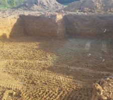 Le terrassier a terminé le trou
Un très très très gros tas de terre