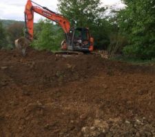 D&eacute;racinement des souches d'arbres encore pr&eacute;sentes &agrave; l'arri&egrave;re du terrain et &eacute;talement des terres sur cette m&ecirc;me surface arri&egrave;re.