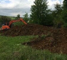 Terre &agrave; &eacute;taler pour retirer la pente naturelle.