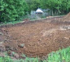 Terrassement.
On aper&ccedil;oit le terrain voisin.