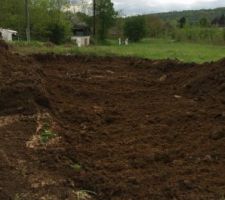 Terrassement.
On peut aper&ccedil;evoir au loin les panneaux blancs install&eacute;s des autres propri&eacute;taires voisins.
