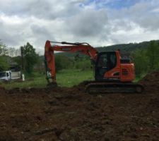 Terrassement maison + garage &agrave; l'avant du terrain.
Camion qui apporte les buses.