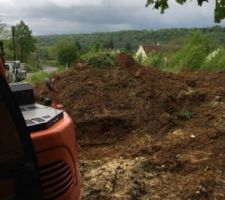 Terrassement. 
Longue &eacute;tape avec la pelleteuse &eacute;tant donn&eacute; la quantit&eacute; de terre &agrave; retirer