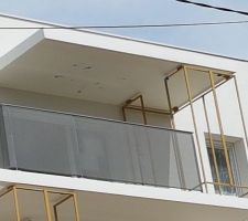 Il faut qu'ils refassent certains dessous de plafond