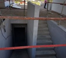 Descente vers les garages entre les 2 batiments