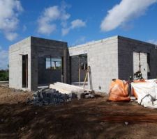 Acrot&egrave;re c&ocirc;t&eacute; ouest termin&eacute;
au centre le dernier rang de parpaings