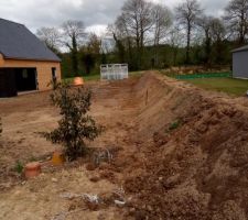 Aujourd'hui construction du talus et étalage de la terre, on va pouvoir s éclater dans notre jardin et comme d habitude c est du super boulot