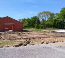 Elle sera mitoyenne par le garage et notre jardin sera sur le cot&eacute; gauche de la photo