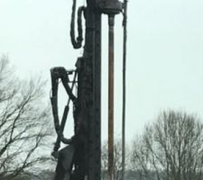 Voilà la grue qui a permi de creusé à 12m50 afin d y mettre des pieux et du béton pour consolidé le terrain