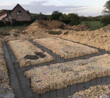 Voilà après avoir creusé à 12m50 dans le terrain afin d y mettre des pieux et du béton pour consolidé le terrain ils ont commencé à coulé le béton pour prépare le vide sanitaire ça avance ?mais ça partait tellement petit ? on a vraiment très peur la ?