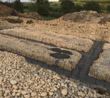 Voilà après avoir creusé à 12m50 dans le terrain afin d y mettre des pieux et du béton pour consolidé le terrain ils ont commencé à coulé le béton pour prépare le vide sanitaire ça avance ?mais ça partait tellement petit ? on a vraiment très peur la ?