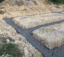 Voilà après avoir creusé à 12m50 dans le terrain afin d y mettre des pieux et du béton pour consolidé le terrain ils ont commencé à coulé le béton pour prépare le vide sanitaire ça avance ?mais ça partait tellement petit ? on a vraiment très peur la ?