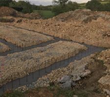 Voilà après avoir creusé à 12m50 dans le terrain afin d y mettre des pieux et du béton pour consolidé le terrain ils ont commencé à coulé le béton pour prépare le vide sanitaire ça avance ?mais ça partait tellement petit ? on a vraiment très peur la ?