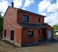 Toiture termin&eacute;e et menuiseries pos&eacute;es