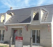 Petit cafouillage dans la pose de la toiture des fenêtres en façade... tout a été retiré !!!