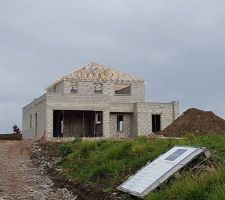 Après 3 semaines de retard sur la livraison de la charpente et  aussi 3 semaines d attente pour la pose enfin elle est en place