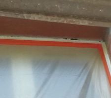 Déaut joint silicone signalé en octobre 2017, non repris et recouvert d'enduit...