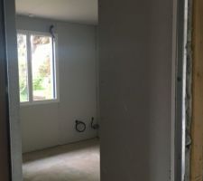 Pose des cloisons de distribution. Vue de la chambre d amis.