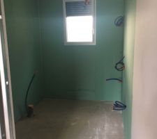 Pose des cloisons de distribution. Vue de la salle de bains parentale