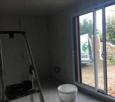Pose des cloisons de distribution. Vue de la chambre d Anais.