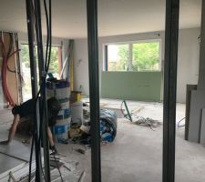 Pose des cloisons de distribution. Vue prise devant la porte d entrée à travers le futur placard pour apercevoir le salon