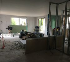 Pose des cloisons de distribution. Vue du salon séjour.