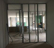 Pose des cloisons de distribution. Vue du cellier