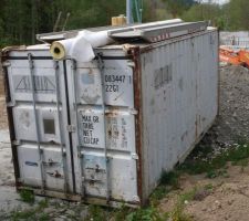 "Mon" container avant enlèvement : il n'y a que 500 mètres à faire, le camion vient lundi 30 avril 2018. On me le prête au long cours, merci Jean-Paul!