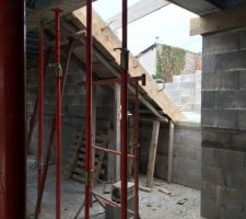 Coulage de l'escalier montant du rez-de-chauss&eacute;e &agrave; l'&eacute;tage