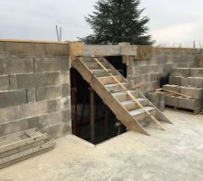 Coulage de l'escalier montant du rez-de-chauss&eacute;e &agrave; l'&eacute;tage