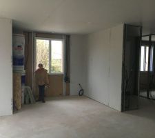 Pose des cloisons de distribution. Vue de la zone bar.