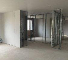 Pose des cloisons de distribution. Vue de l entrée, placard et en enfilade le bureau.