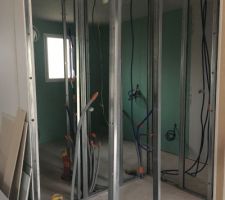 Pose des cloisons de distribution. Vue des wc communs et en enfilade de la salle de bains commune.