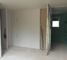Pose des cloisons de distribution. Vue de La chambre parentale notamment du placard-dressing.