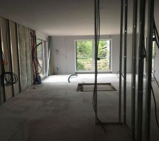 Pose des cloisons de distribution. Vue du salon séjour.
