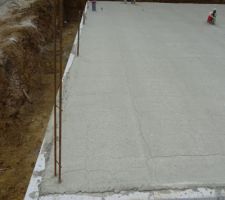 Le béton de la dalle craquelé et qui fait des bourlets... normal ?