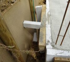 Ils ont eu besoin de maintenir les planelles... je suppose qu'elles n'étaient pas bien "fixées" et menaçaient de se faire la malle lorsqu'ils ont coulé le béton ?