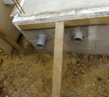 Ils ont eu besoin de maintenir les planelles... je suppose qu'elles n'étaient pas bien "fixées" et menaçaient de se faire la malle lorsqu'ils ont coulé le béton ?
