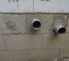 Il y a 2 endroits sur le vide sanitaire où ils ont a priori commencé à percer au mauvais endroit avant de corriger...