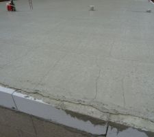 Et là on réalise qu'il devrait y avoir un passage dans le garage vers le vide sanitaire, mais pas de trou dans la dalle, c'est normal ??
=> Réponse du chef de chantier, ils cassent à la masse ensuite (ils ont intérêt à pas se tromper sur l'endroit...)